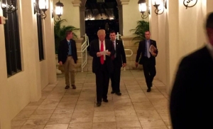 Trump je nespokojn&yacute; s term&iacute;nmi predvolebn&yacute;ch deb&aacute;t, koliduj&uacute; s futbalom