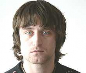 Novin&aacute;r vedie časopis a uvažuje o politickej strane