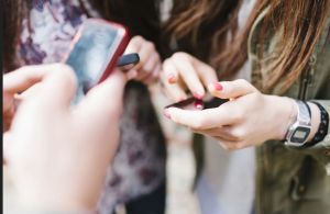 Aj po z&aacute;kaze soci&aacute;lnych siet&iacute; tr&aacute;via dospievaj&uacute;ci v Austr&aacute;lii čas na mobile