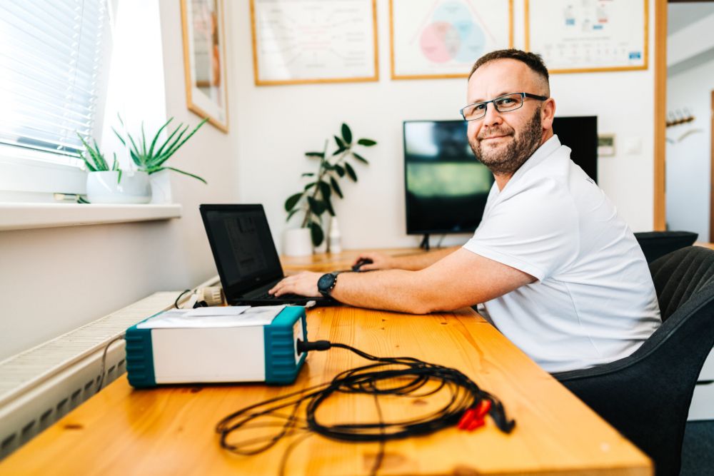 Psychol&oacute;g Karol Kov&aacute;č: Keď niekto povie, že mus&iacute; oddychovať, viem, že m&aacute;me probl&eacute;m. Tich&yacute; stres sa maskuje za v&yacute;kon