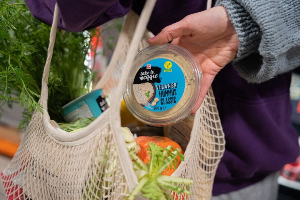 Kaufland sa pripojil k celosvetov&eacute;mu mesiacu veg&aacute;nstva, &scaron;irok&yacute;m sortimentom podporuje aj slovensk&yacute;ch veg&aacute;nov a vegetari&aacute;nov