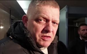 Fico sa snaž&iacute; prekryť korupčn&yacute; &scaron;kand&aacute;l vily vo Franc&uacute;zsku dehonestovan&iacute;m novin&aacute;rky Denn&iacute;ka N (VIDEO)