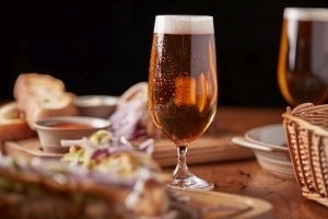 Prieskum: Ľudia na Slovensku sa považuj&uacute; sk&ocirc;r za piv&aacute;rov ako vin&aacute;rov