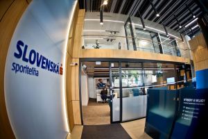 Slovensk&aacute; sporiteľňa dosiahla za prv&yacute; polrok 2021 zisk po zdanen&iacute; 91,2 mili&oacute;nov eur. Objem &uacute;verov na b&yacute;vanie nar&aacute;stol medziročne o 5 percent