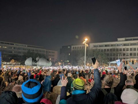 Protesty pokračuj&uacute; v takmer 50 mest&aacute;ch. Vyst&uacute;pia aj zn&aacute;me osobnosti (ZOZNAM)