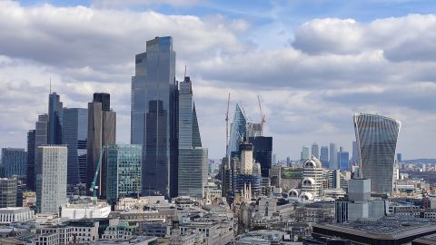 Po pokuse o podpaľačsk&yacute; &uacute;tok na perskojazyčn&eacute; m&eacute;di&aacute; v Lond&yacute;ne s&uacute; vo v&auml;zbe traja ľudia