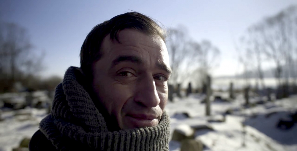 Milan Ondr&iacute;k na zničenom cintor&iacute;ne recitoval židovsk&uacute; modlitbu