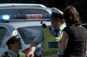 Humoristi s&uacute; st&iacute;han&iacute; kv&ocirc;li klipu, kde hrali policajtov. Vodič skolaboval