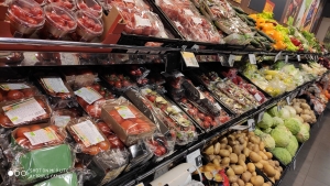 Vl&aacute;da: V nedeľu bud&uacute; zatvoren&eacute; predajne potrav&iacute;n a ďal&scaron;ie obchody, &scaron;t&aacute;t vyčlenil hodiny pre seniorov (VIDEO)