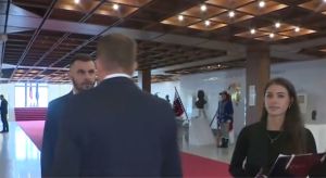 Medzi Matovičom a poslancom Smeru do&scaron;lo k pot&yacute;čke priamo pred živom vstupom na RTVS (VIDEO)