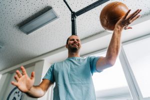 &Scaron;port v&aacute;s nauč&iacute; nevzd&aacute;vať sa a st&aacute;le bojovať, hovor&iacute; fyzioterapeut D&aacute;vid L&iacute;&scaron;ka. Napriek tomu treba vedieť, kedy poľaviť, aby sme sa vyhli zraneniam