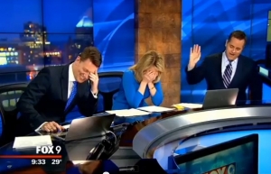 Moder&aacute;tor v priamom prenose zistil, že si v saku nechal ve&scaron;iak