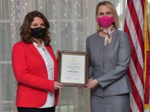 Monika T&oacute;dov&aacute; z&iacute;skala od veľvyslankyne USA ocenenie Žena s odvahou (FOTO)
