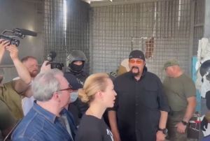 Steven Seagal nav&scaron;t&iacute;vil Donbas, vr&aacute;tane v&auml;znice, v ktorej boli zabit&iacute; vojnov&iacute; zajatci (VIDEO)