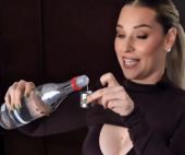 Reklama Cibulkovej s vodkou je neetická, rozhodla Rada pre reklamu (VIDEO)