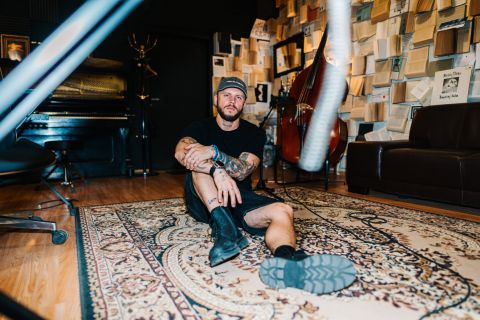 Od outsidera k headlinerovi: Jure&scaron; L&iacute;&scaron;ka ukazuje, ako si aj odv&aacute;žna hudba bez kli&scaron;&eacute; dok&aacute;že z&iacute;skať srdcia ľud&iacute;