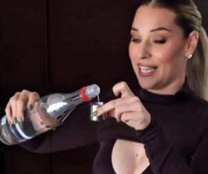 Koment&aacute;r Miroslavy Kernovej: Pri hulv&aacute;tskom propagovan&iacute; vodky Cibulkov&aacute; poru&scaron;uje nielen etiku ale aj z&aacute;kon