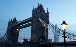 Britsk&eacute; mesta prich&aacute;dzaj&uacute; kv&ocirc;li n&aacute;kaze o tlačen&eacute; lok&aacute;lne noviny