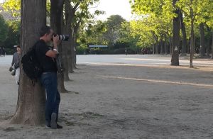 Mužov podozriv&yacute;ch z vraždy gr&eacute;ckeho novin&aacute;ra zachytila ​​kamera