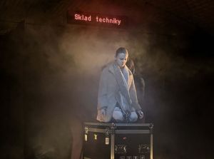 &bdquo;Reklamn&aacute; v&yacute;pomoc&ldquo; prin&aacute;&scaron;a reklamu ako tvoriv&uacute; s&uacute;časť javiska. Prv&yacute;m zad&aacute;vateľom je 365.bank, ktor&aacute; vyz&yacute;va aj ostatn&eacute; značky, aby sa pridali (VIDEO)