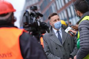 Z bratislavsk&yacute;ch ul&iacute;c m&aacute; zmizn&uacute;ť 577 veľk&yacute;ch reklamn&yacute;ch pl&ocirc;ch (VIDEO)