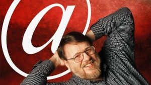 Zomrel vyn&aacute;lezca emailu a symbolu @