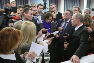 Kremeľ zak&aacute;zal novin&aacute;rom nosiť na stretnutie s Putinom elektroniku