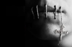 Poľskom otriasol film o sexu&aacute;lnom zneuž&iacute;van&iacute; v cirkvi (VIDEO)