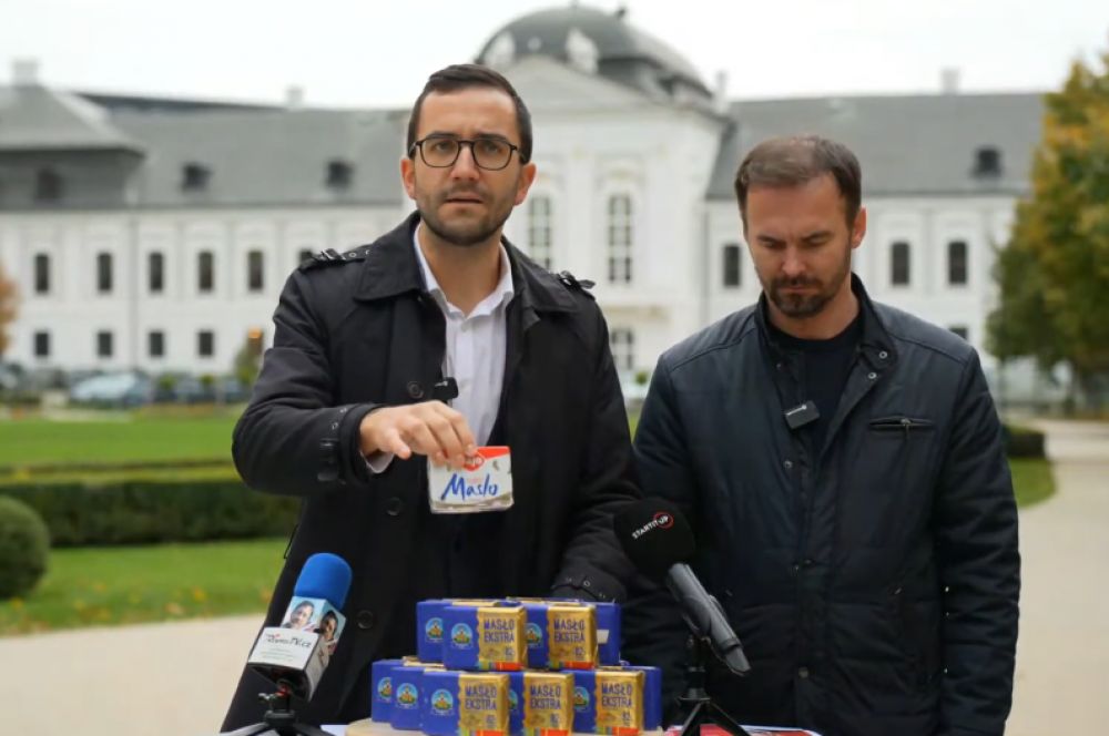 Poslanci darovali prezidentovi a ministrom maslo, ktor&eacute; na&scaron;li za 86 centov (VIDEO)