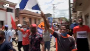 El Pa&iacute;s: K protestom na Kube pomohol odchod barbudos a pr&iacute;chod 3G siet&iacute; (VIDEO)