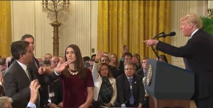 Novin&aacute;r CNN sa na tlačovej besede preťahoval o mikrof&oacute;n, Trump mu dal stopku (VIDEO)
