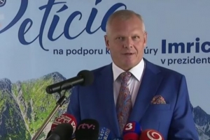 R&aacute;diožurn&aacute;l RTVS pri B&eacute;re&scaron;ovi zabudol na lek&aacute;rsku spr&aacute;vu, exmanželku aj na nepr&iacute;tomn&eacute;ho Bez&aacute;ka a Kňažka