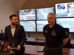 Dopravn&eacute; uz&aacute;very v BA: Pol&iacute;cia vysiela live z&aacute;bery z kritick&yacute;ch &uacute;sekov (VIDEO)