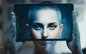 Umel&aacute; inteligencia rob&iacute; z&aacute;zraky, no jednu vec nedok&aacute;že - ukazuje kampaň Ligy proti rakovine (VIDEO)