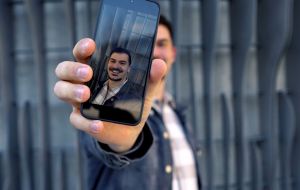 Xiaomi 15 je vlajkov&aacute; loď, ktor&aacute; sadne do dlane, vrecka aj života