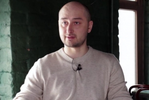 V Kyjeve bol dnes strelou do chrbta zavražden&yacute; rusk&yacute; novin&aacute;r Babčenko, žil aj v Prahe