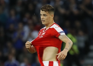 Puma bude zisťovať, prečo sa &Scaron;vajčiarom na Eure trhali dresy