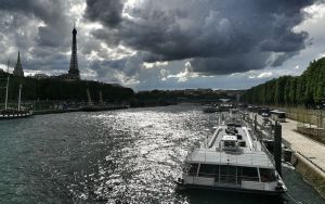 V uliciach Par&iacute;ža pred&aacute;va noviny posledn&yacute; kamelot, dostane mimoriadne ocenenie od Macrona