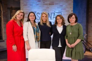 Siln&aacute; zostava s novin&aacute;rkami o tom, že sloboda novin&aacute;rov nie je bezbreh&aacute; (VIDEO)