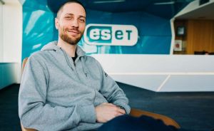 Odborn&iacute;k z ESET-u: Čo raz nap&iacute;&scaron;ete či po&scaron;lete online, je navždy. Nepom&ocirc;že ani posielanie fotiek na jedno pozretie