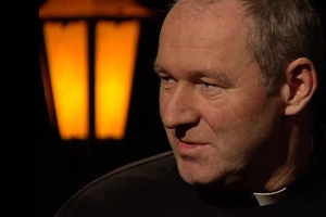 Bez&aacute;k m&aacute; z&aacute;kaz vystupovať v m&eacute;di&aacute;ch