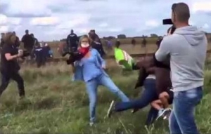 Maďarsk&yacute; s&uacute;d oslobodil kameramanku, ktor&aacute; kopala do utečencov (VIDEO)