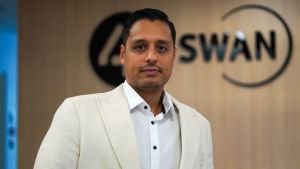 4ka a SWAN maj&uacute; nov&eacute;ho hovorcu. Je n&iacute;m b&yacute;val&yacute; novin&aacute;r Adam Sipos