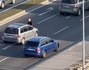 Agres&iacute;vny muž na kapote: pol&iacute;cia vysvetlila, že nie je žiadne neviniatko, žene i&scaron;lo o život (VIDEO)