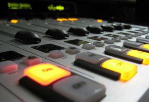 Počas živ&eacute;ho vysielania bol zastrelen&yacute; rozhlasov&yacute; moder&aacute;tor