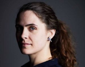 Stoj&iacute;me v&scaron;etci za Tebou, Krist&iacute;na! p&iacute;&scaron;u kolegovia &scaron;&eacute;fredaktorke, ktor&uacute; &Scaron;imkovičov&aacute; označila za patologick&uacute; ničiteľku kult&uacute;ry