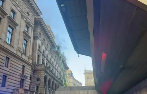 Hasiči zasahuj&uacute; pri požiari v budove N&aacute;rodn&eacute;ho divadla v Prahe (VIDEO, FOTO)