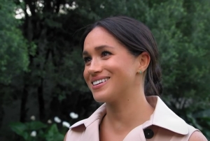 Až 72 poslank&yacute;ň podporilo vojvodkyňu Meghan v boji proti bulv&aacute;ru (VIDEO)