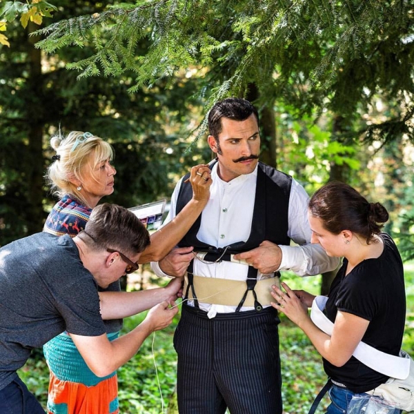 Pozrite sa, kto koho hr&aacute; v seri&aacute;li 1890 na JOJ