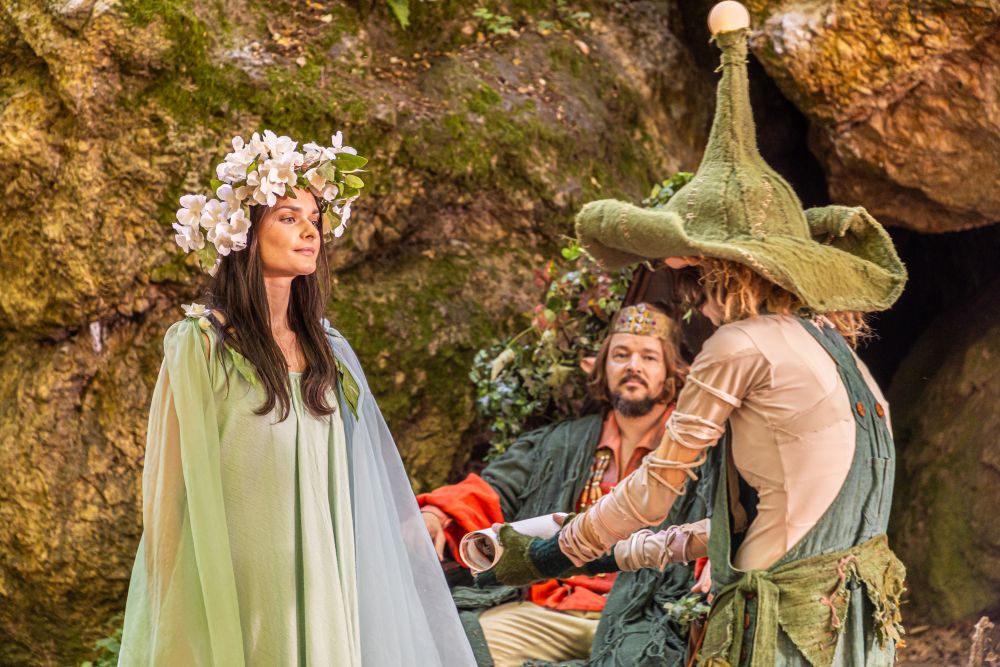 STVR uvedie na &Scaron;tedr&yacute; večer nov&uacute; rozpr&aacute;vku s nepočuj&uacute;cimi hercami Z&aacute;zračn&aacute; moc 2: Zlodej rozpr&aacute;vok (FOTO)